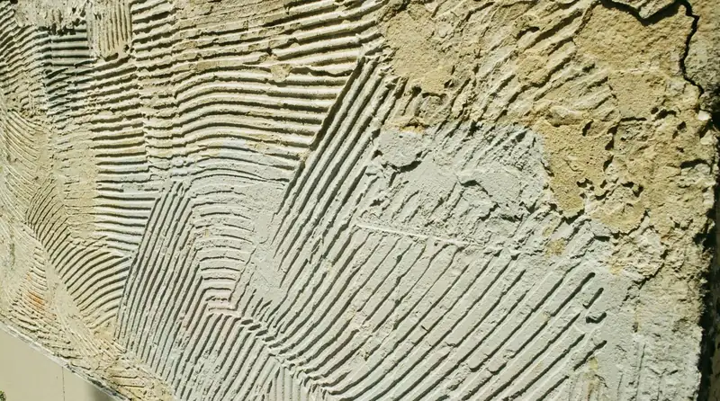 Uneven wall surface with grooves and patches