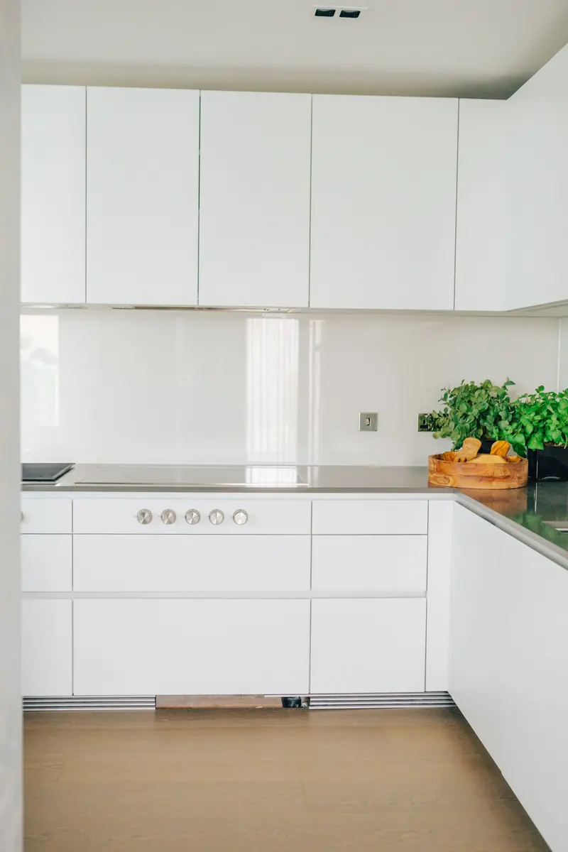 White handleless kitchen with a stone worktop